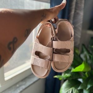 HM VELCRO SANDALS